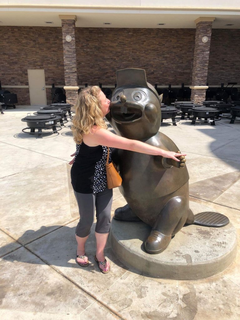 lady kissing a beaver statue